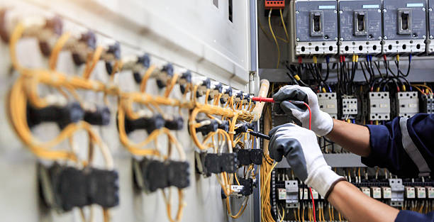 Professional Electrician technician working in Mapleton, IA